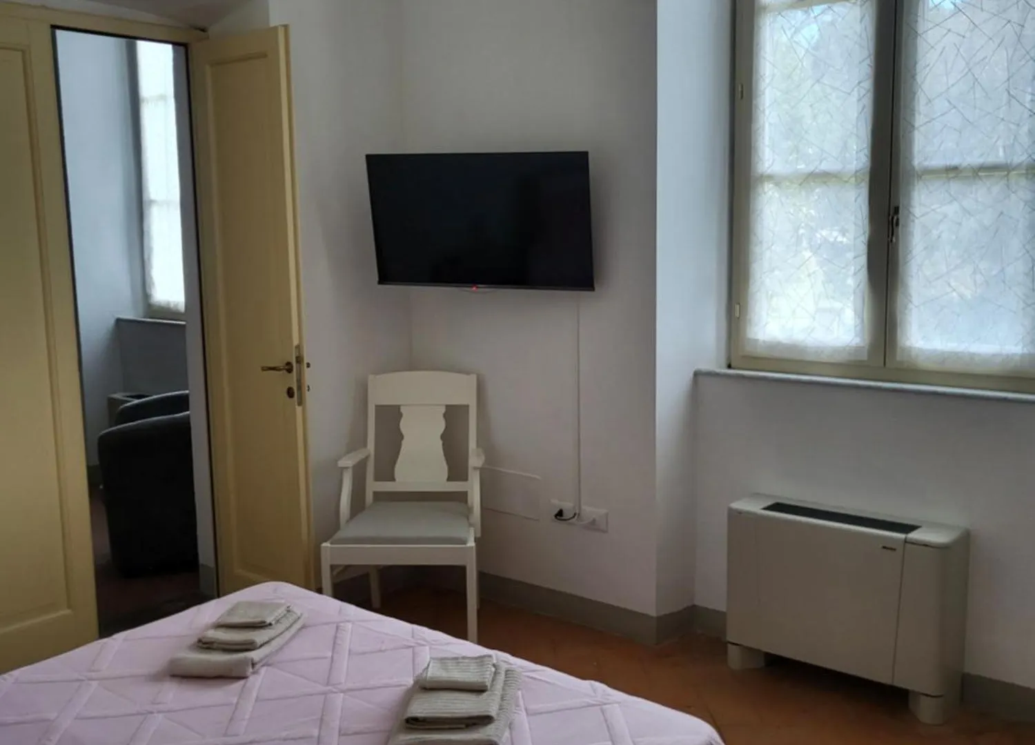 La Villa Apartments: Convenient Sardinia & Corsica Base Livorno