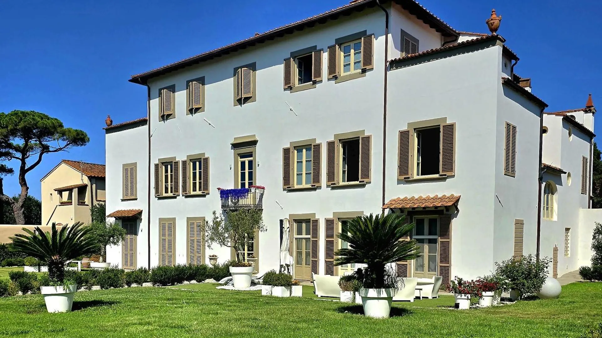 Apartment La Villa Apartments: Convenient Sardinia & Corsica Base Livorno